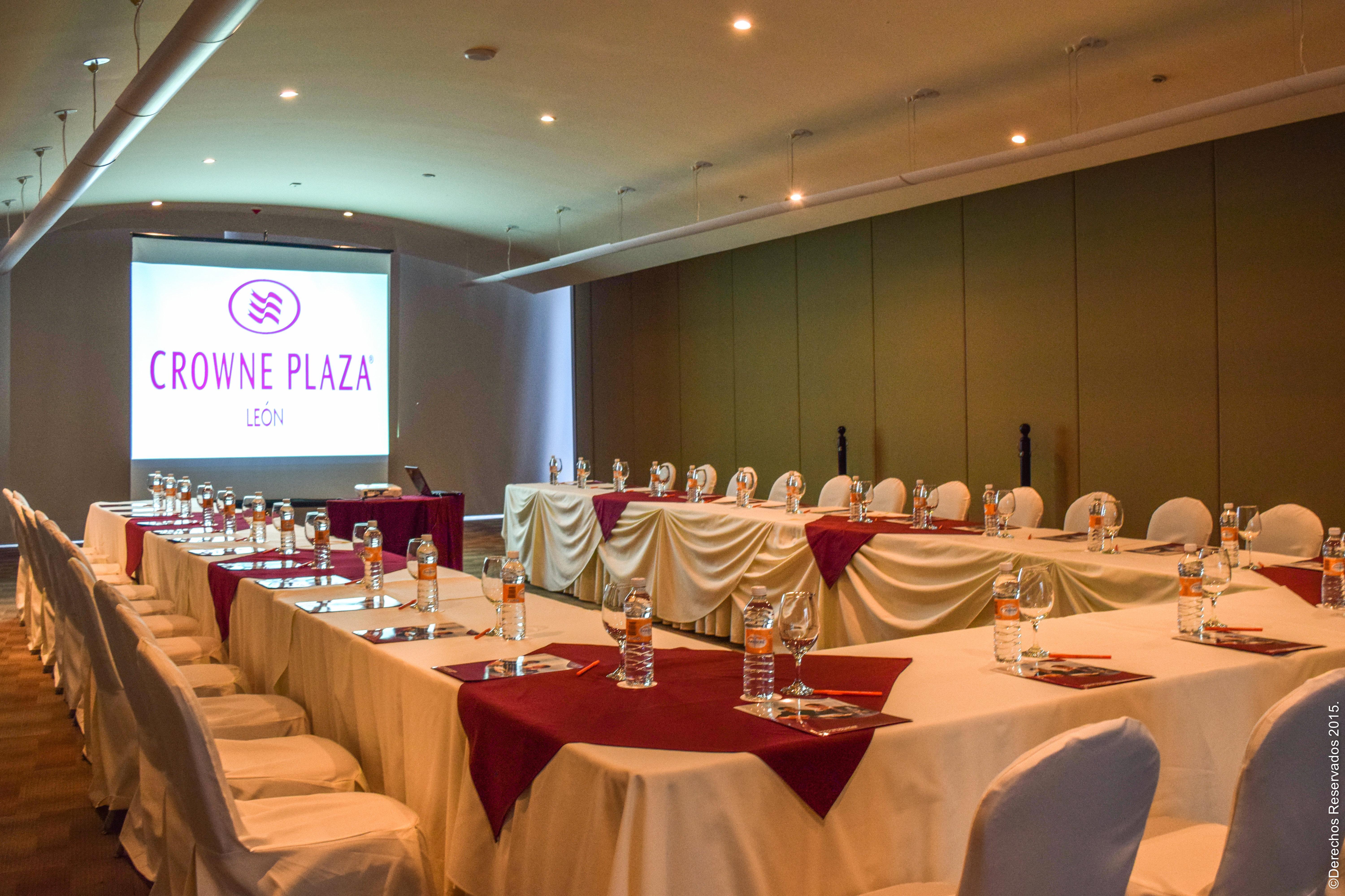 Отель Crowne Plaza Leon By Ihg Экстерьер фото