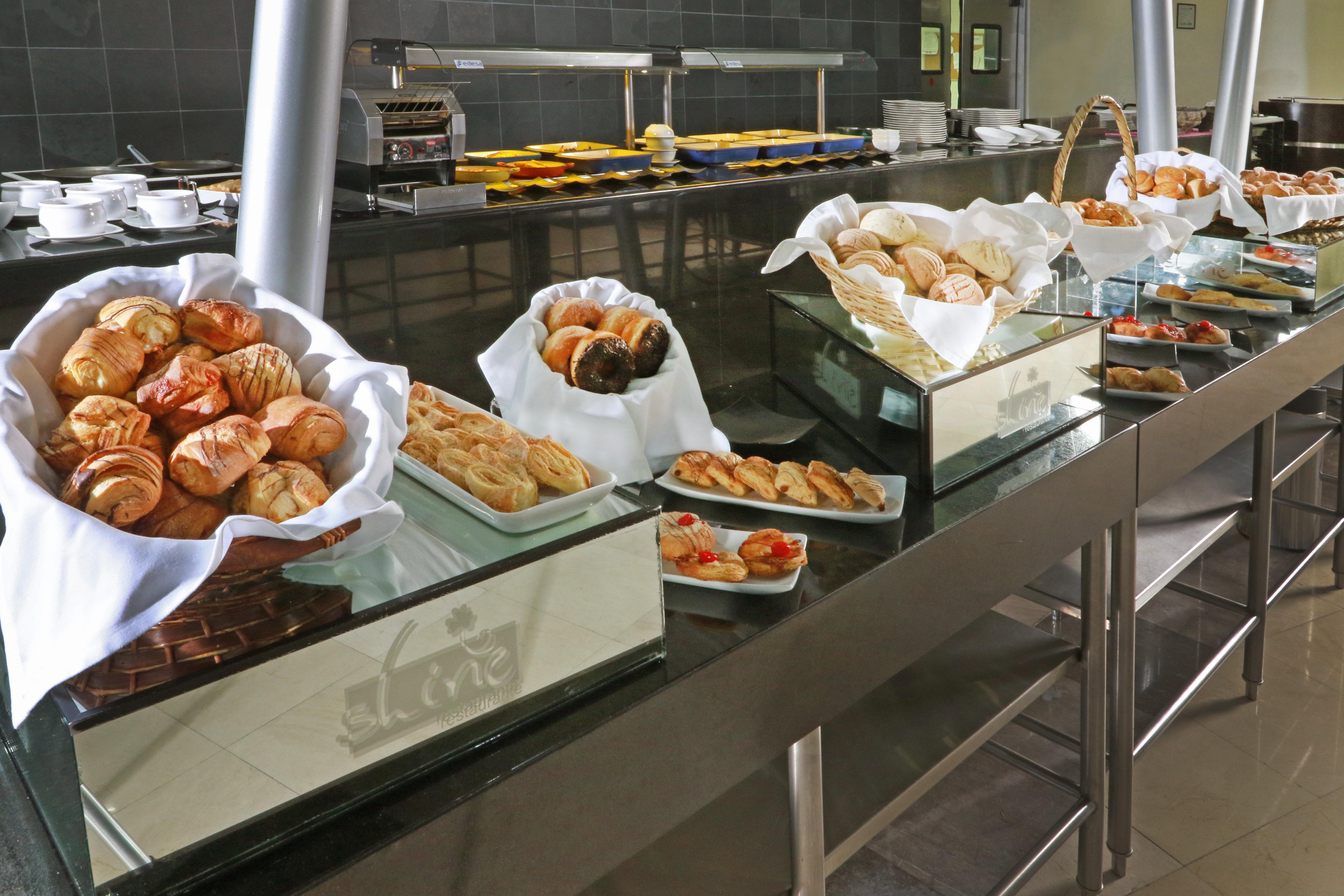 Отель Crowne Plaza Leon By Ihg Экстерьер фото